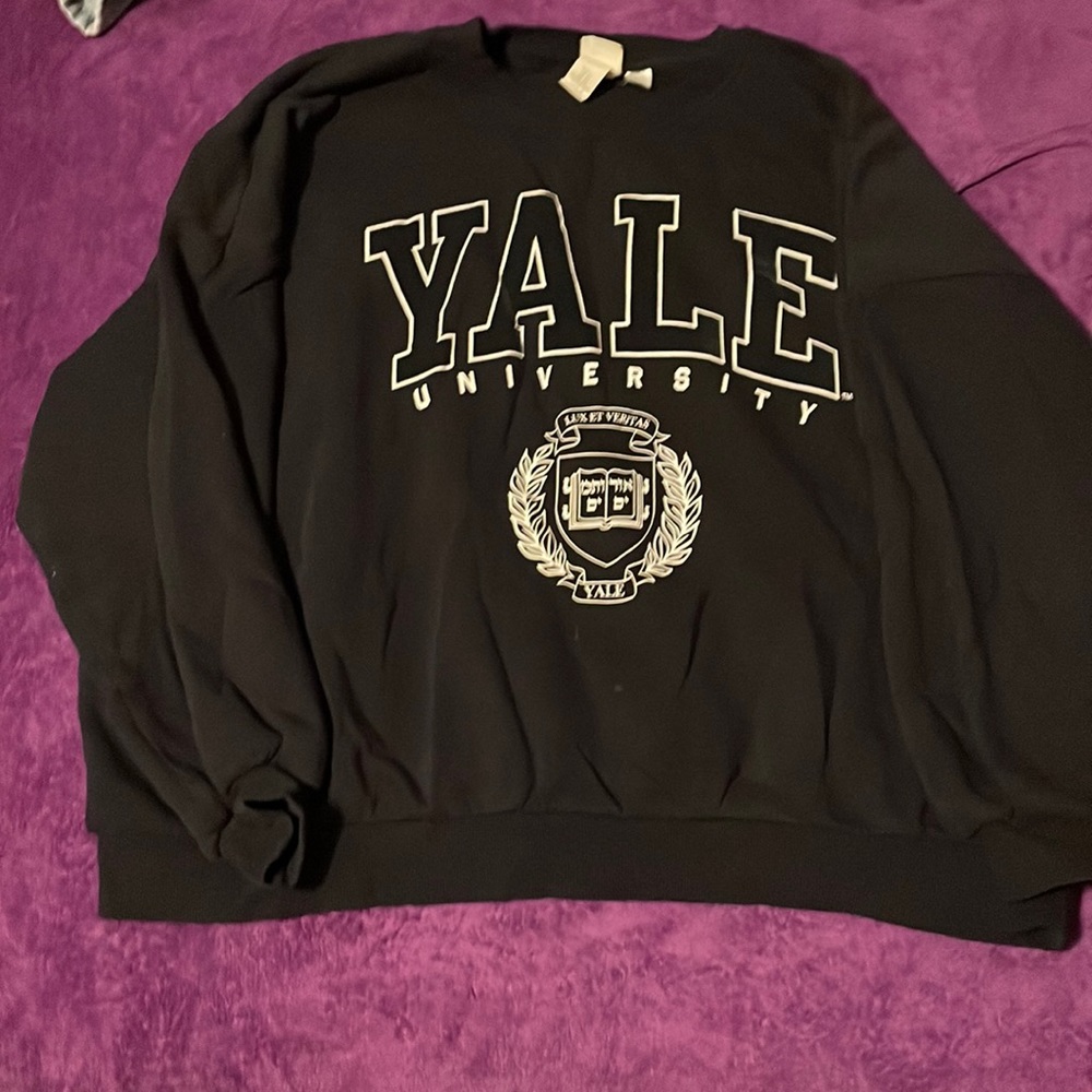 Vintage navy blue Yale comfortable sweatshirt